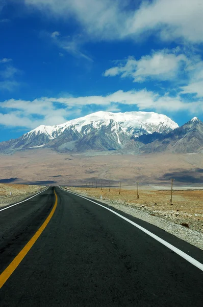 Paisaje Una Carretera Que Extiende Las Montañas Nieve —  Fotos de Stock