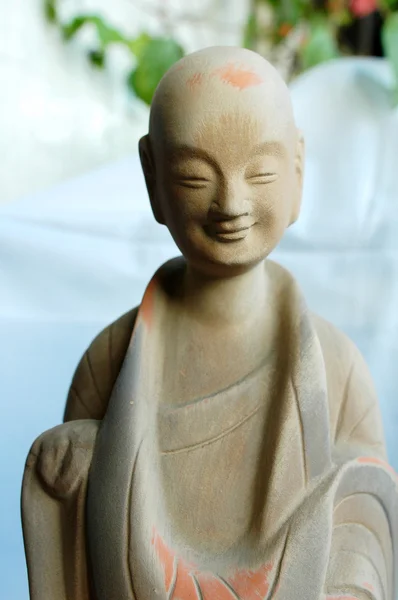 Een Sculptuur Van Smiling Buddha Gemaakt Van Klei — Stockfoto