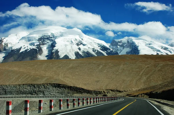 Paisaje Una Carretera Que Extiende Las Montañas Nieve — Foto de Stock