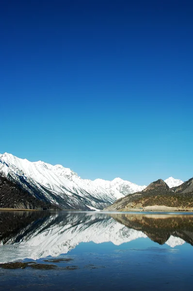 Paisagem de montanhas de neve e lago — Fotografia de Stock