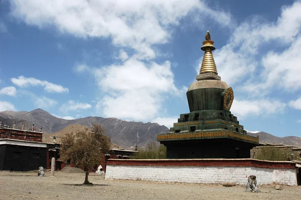 チベットでの典型的な歴史のラマ寺のランドマーク — ストック写真