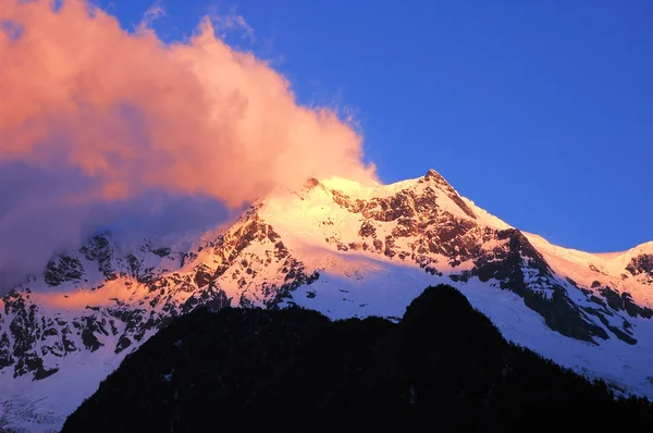 朝の陽光の雪山の風景 — ストック写真