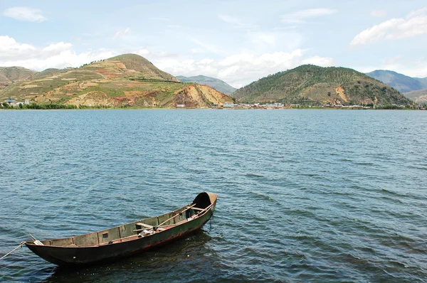一艘船在湖的景观 — 图库照片