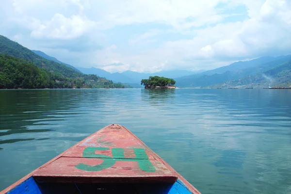 Cenário Barco Navegando Lago Verde — Fotografia de Stock