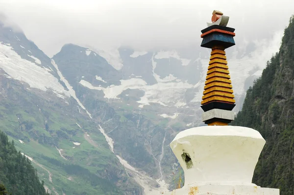 シャングリラで白い仏塔のランドマーク — ストック写真