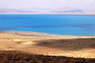 dağ ve göl Tibet'in dağlık manzara