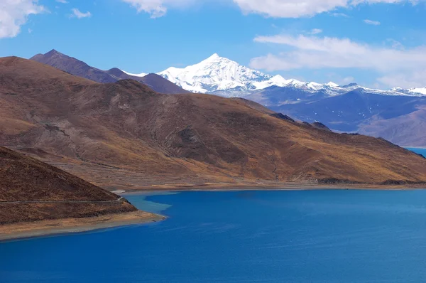 雪山与西藏的蓝色湖泊的景观 — 图库照片