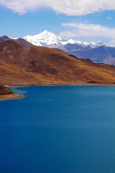 Τοπίο Χιόνι Βουνά Και Την Καταγάλανη Λίμνη Στο Θιβέτ — Φωτογραφία Αρχείου