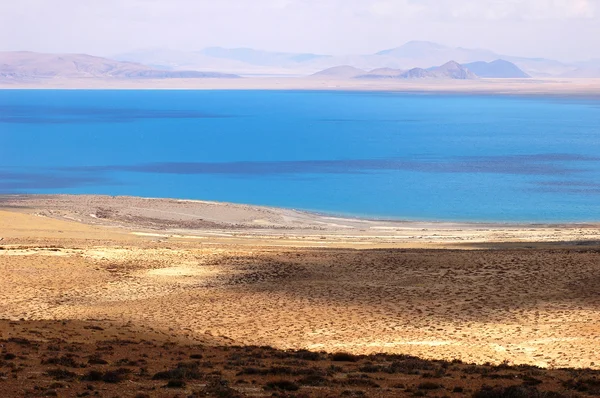 山与湖在青藏高原上的景观 — 图库照片