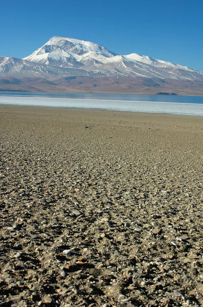 雪山与西藏的蓝色湖泊的景观 — 图库照片