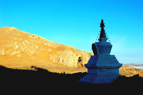 在青藏高原上的日出时的白色佛塔的景观 — 图库照片