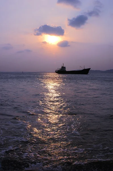 Ship in the sea — Stock Photo, Image