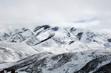 Karlı dağların manzarası