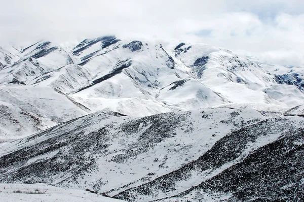 Landskap av snöiga berg — Stockfoto