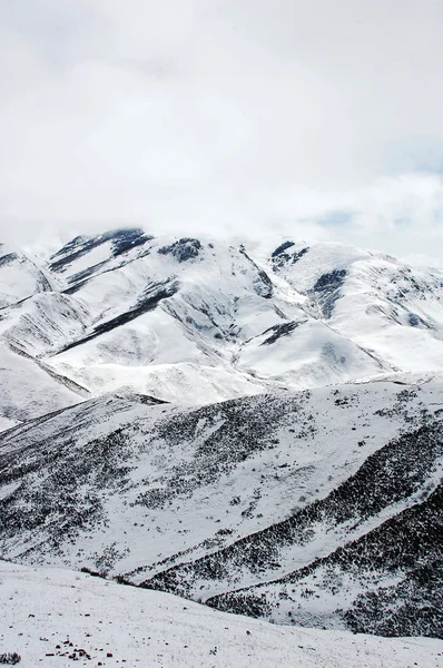 Τοπίο χιονισμένα βουνά — Φωτογραφία Αρχείου