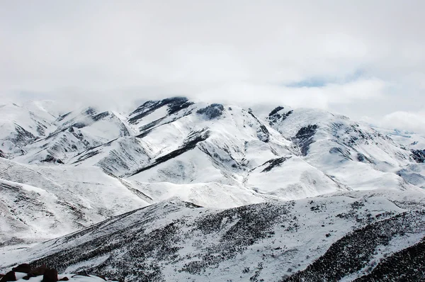 Karlı dağların manzarası — Stok fotoğraf