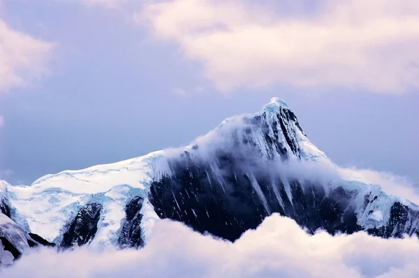 Paesaggio di montagne di neve — Foto Stock