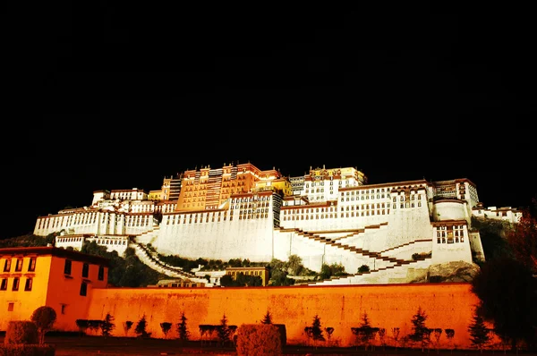 布达拉宫的夜景 — 图库照片
