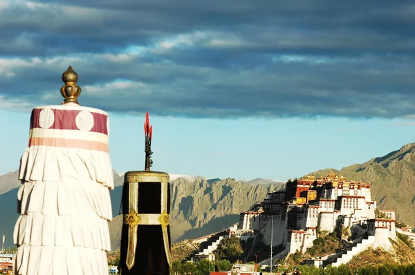 Potalapalasset i Lhasa Tibet – stockfoto