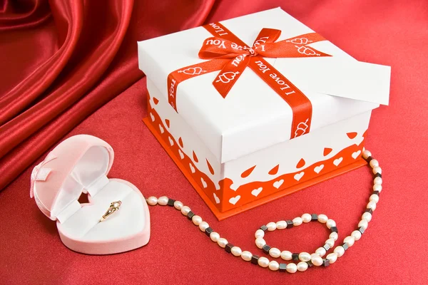 Scatola regalo e gioielli . — Foto Stock