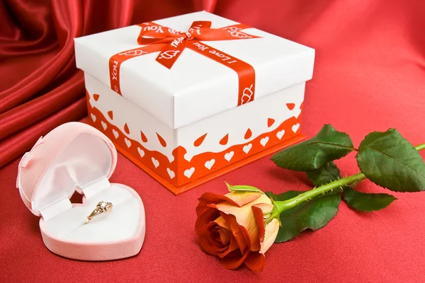 Подарок Роза Красном Фоне Золотое Кольцо Открытой Коробке — стоковое фото