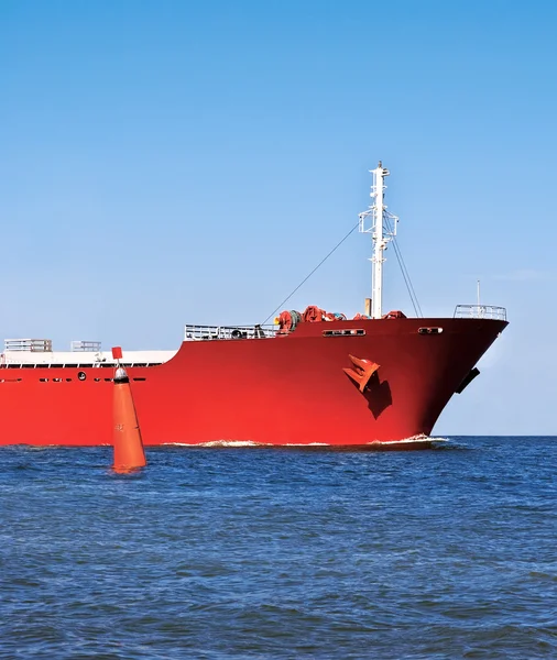 Arc du navire rouge dans l'océan et une bouée rouge . Image En Vente