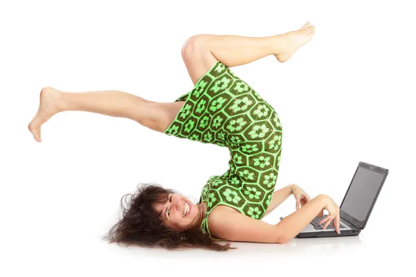 Den fleksible, vakre jenta med laptopen på hvit bakgrunn – stockfoto