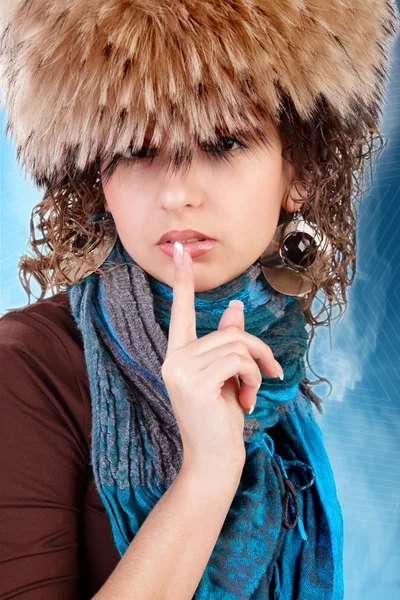 유행 모자에서 아름 다운 소녀 — 스톡 사진
