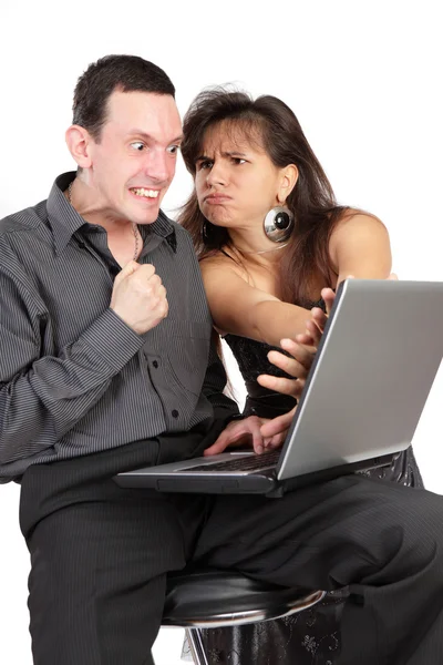 O cara e a menina com o laptop isolado em um fundo branco — Fotografia de Stock