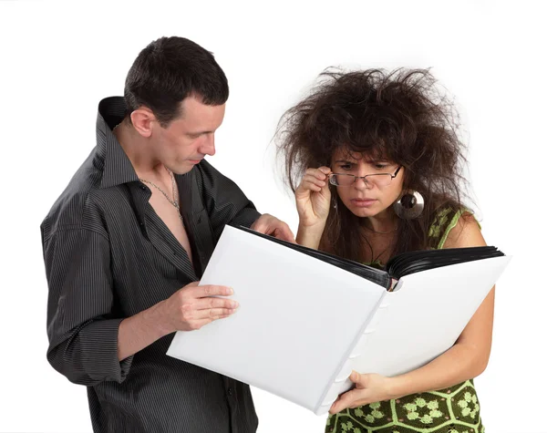Adam ve kız beyaz bir arka plan üzerinde izole kitap bakmak — Stok fotoğraf