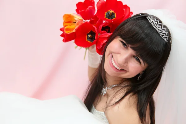 Lächelnde Braut mit Tulpen — Stockfoto