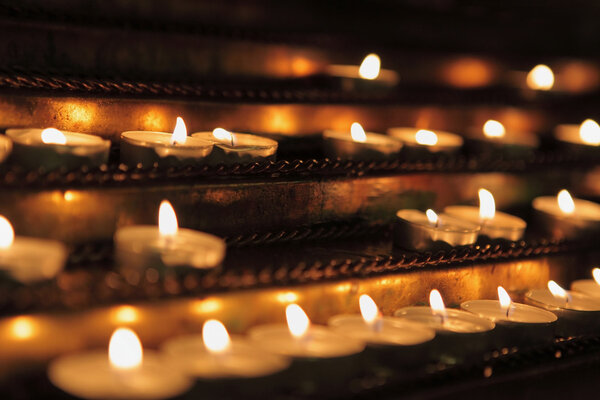 горящие свечи в темноте