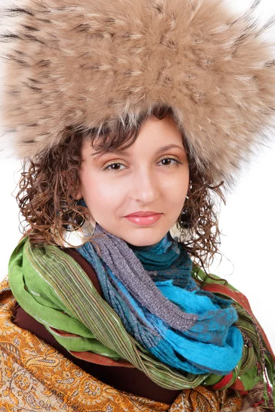Όμορφη νεαρή κοπέλα σκούφος με γούνα και με ένα μαντήλι — Φωτογραφία Αρχείου