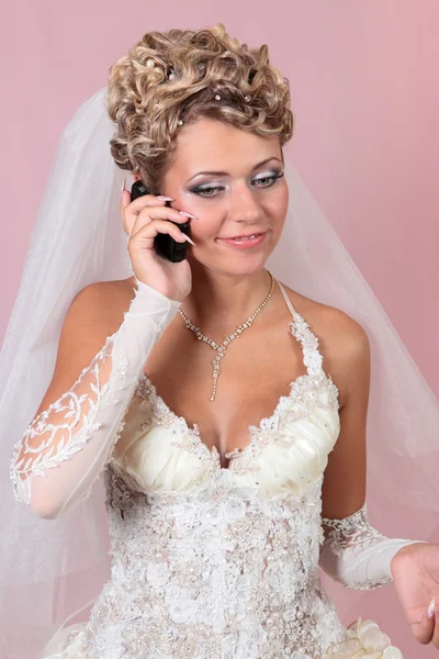 Bruden talar via telefon — Stockfoto