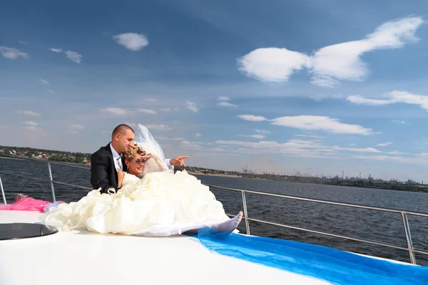 Boldog menyasszony és a vőlegény a luxus yach — Stock Fotó