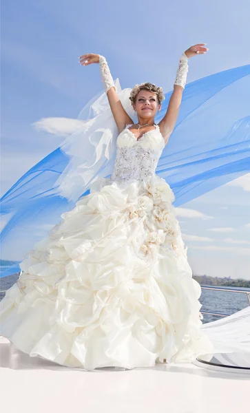 Щаслива наречена на яхті, блакитне небо — стокове фото