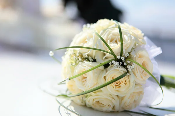 Wedding bouquet of the bride from roses — Stock Photo, Image