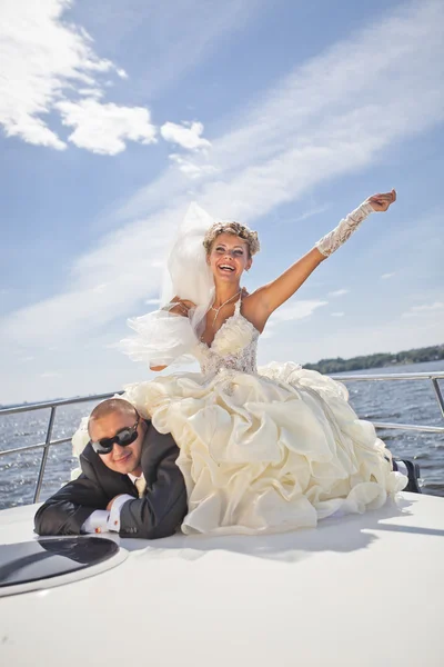 Счастливый жених и невеста на яхте в солнечный и яркий день — стоковое фото
