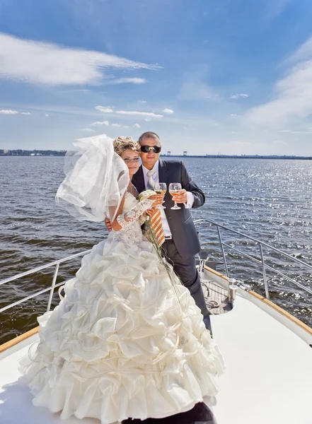 Lyckliga bruden och brudgummen på en lyxyacht. — Stockfoto