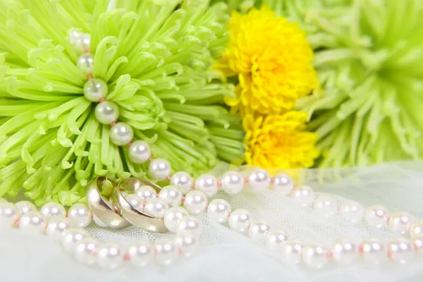 结婚戒指和菊花的花束 — 图库照片