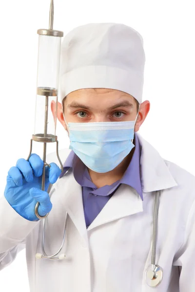 Doktor büyük şırınga ile maskeli — Stok fotoğraf