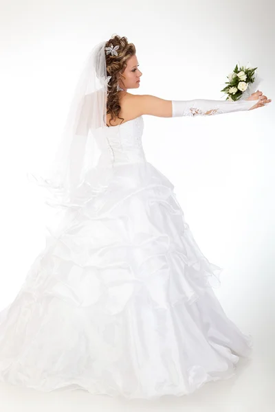 Mooie bruid met een boeket — Stockfoto