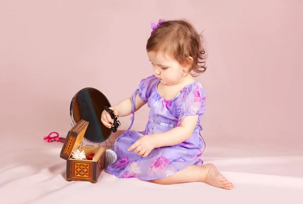 Мила дівчинка грає зі своїми іграшками — стокове фото