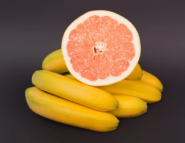 Грейпфрут і банан — стокове фото