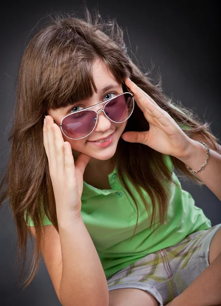 Piękna, młoda dziewczyna okulary przeciwsłoneczne — Zdjęcie stockowe