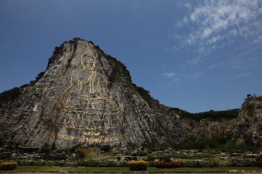 Sukhothai tarzı oyma Buda görüntü dağ yüzeyinde