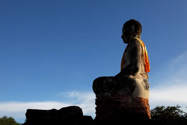 Sittande buddha med blå himmel bakgrund — Stockfoto
