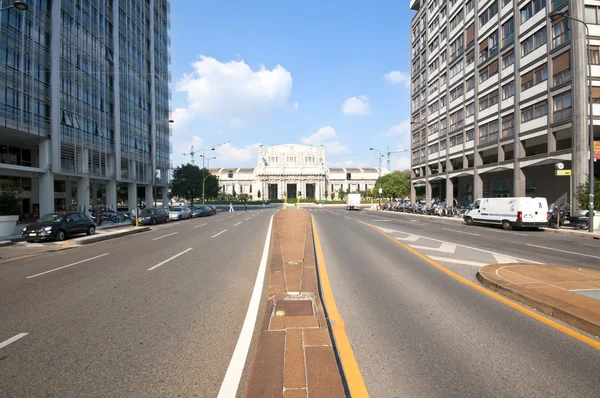 Street och arkitekturen av Milano station — Stockfoto