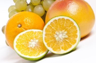 beyaz arkaplanda meyveler