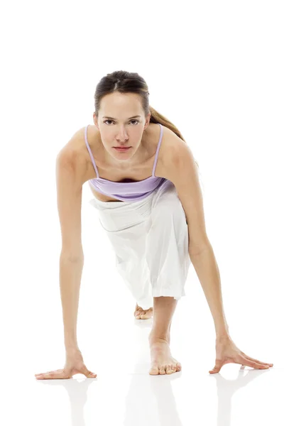 Mladá žena cvičí jógu na bílém pozadí studio — Stock fotografie